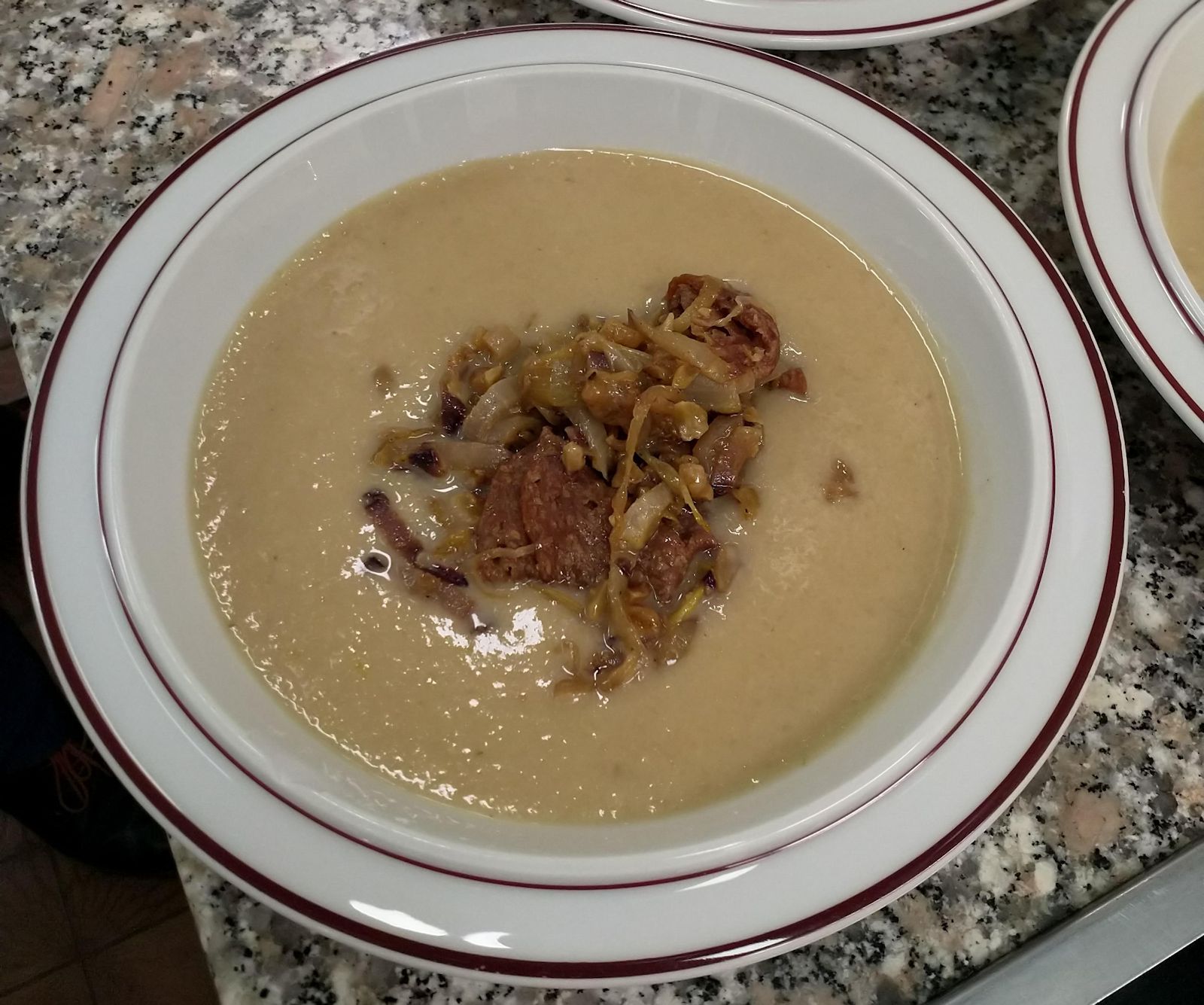 Chicorée-Suppe mit Salami und Baumnüssen
